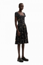 Rochie midi neagră cu imprimeu floral și mâneci scurte