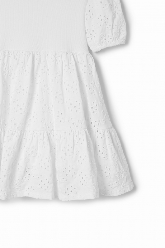 Rochie albă scurtă cu broderie și mâneci bufante