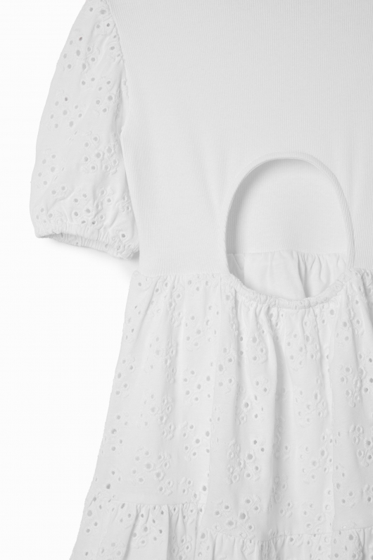 Rochie albă scurtă cu broderie și mâneci bufante