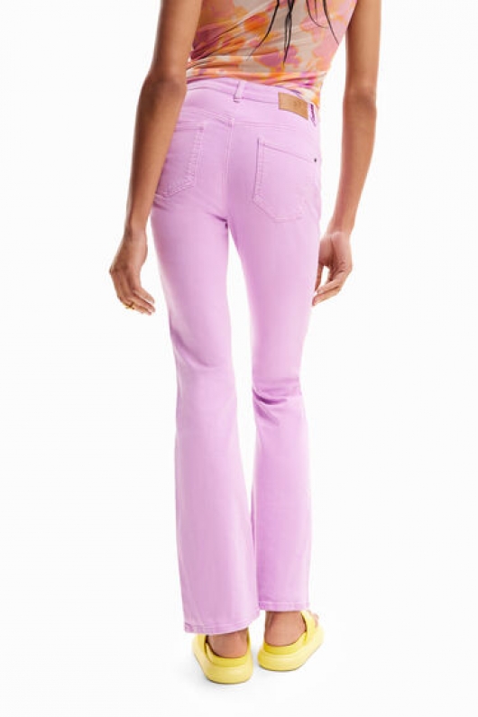 Pantaloni denim lila skinny evazați satinati
