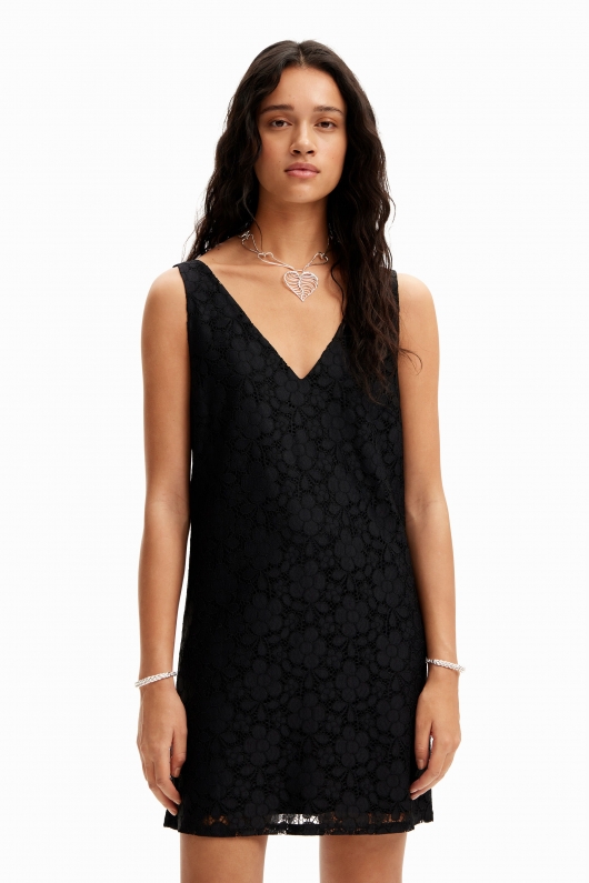 Rochie mini neagră din dantelă florală
