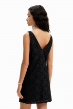 Rochie mini neagră din dantelă florală