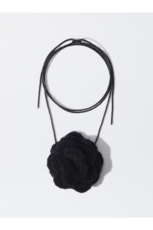Colier choker negru cu pandantiv floral