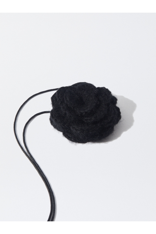 Colier choker negru cu pandantiv floral