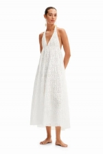 Rochie albă lungă cu broderie și decolteu halter
