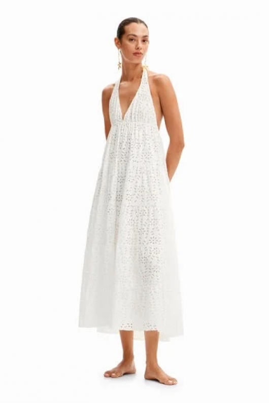 Rochie albă lungă cu broderie și decolteu halter