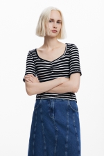 Tricou alb cu dungi negre și decolteu inimă