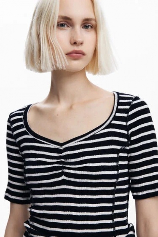 Tricou alb cu dungi negre și decolteu inimă