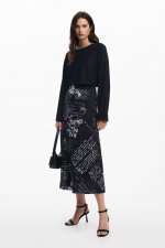 Rochie neagră midi cu fustă plisată imprimată