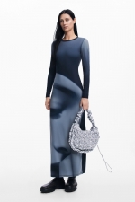 Rochie lungă gri cu mâneci lungi și design portret