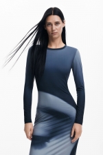 Rochie lungă gri cu mâneci lungi și design portret