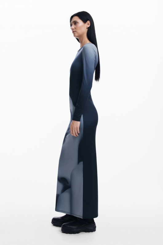 Rochie lungă gri cu mâneci lungi și design portret