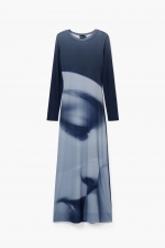 Rochie lungă gri cu mâneci lungi și design portret