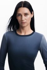 Rochie lungă gri cu mâneci lungi și design portret