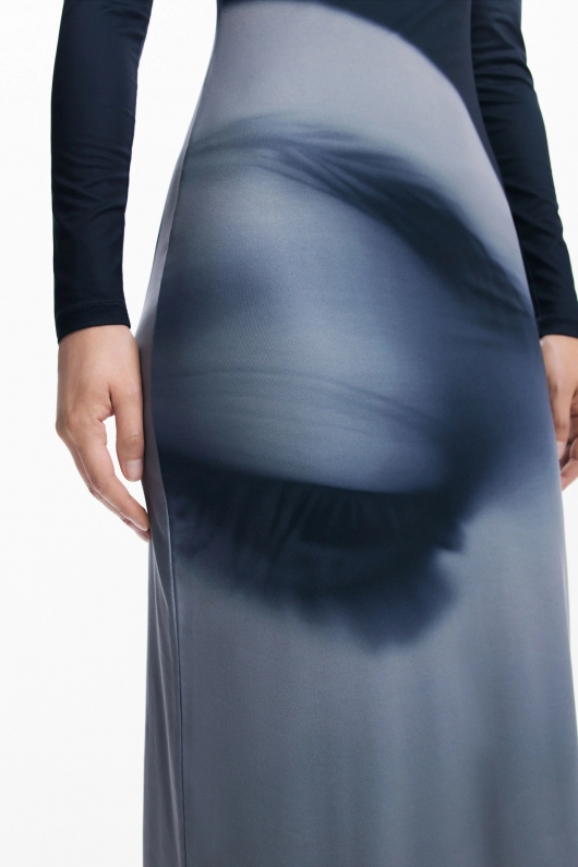 Rochie lungă gri cu mâneci lungi și design portret