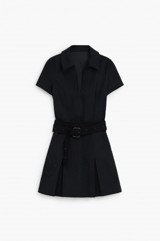 Rochie scurtă neagră cu fustă plisată și curea