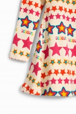 Rochie neagră cu stele multicolore și guler înalt