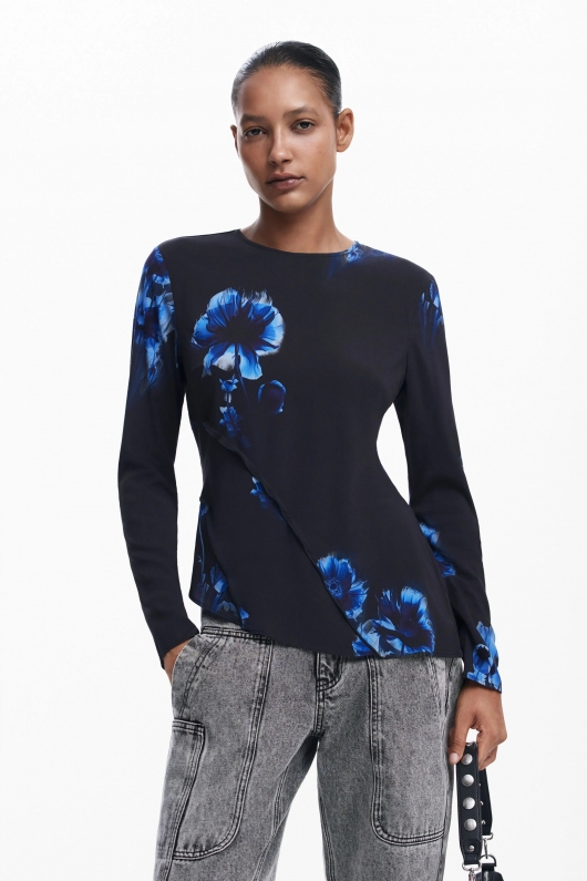 Bluză neagră slim cu imprimeu floral asimetric