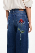 Pantaloni denim albastru cu broderie florală