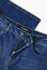 Pantaloni denim albastru cu broderie florală