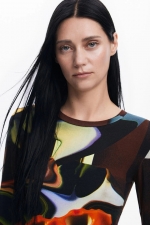 Bluză slim din vâscoză cu imprimeu multicolor
