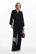 Salopetă neagră cu imprimeu floral și pantaloni evazați