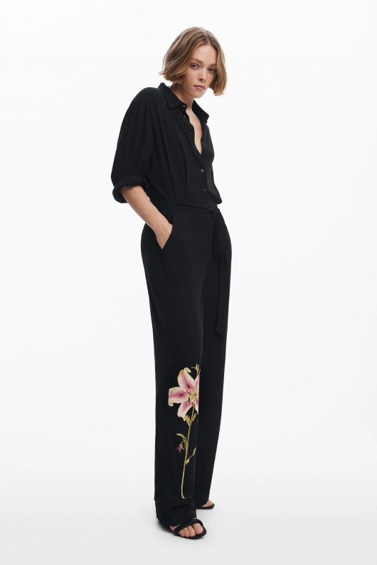 Salopetă neagră cu imprimeu floral și pantaloni evazați