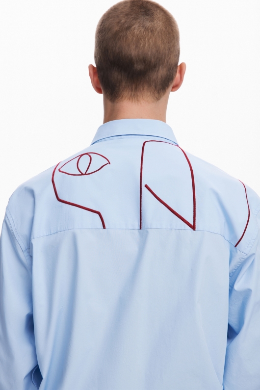 Cămașă bleu casual cu broderie abstractă