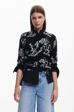 Pulover negru slim cu print artistic