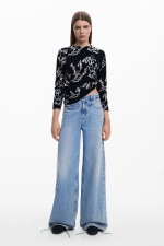Pulover negru slim cu print artistic
