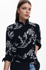 Pulover negru slim cu print artistic