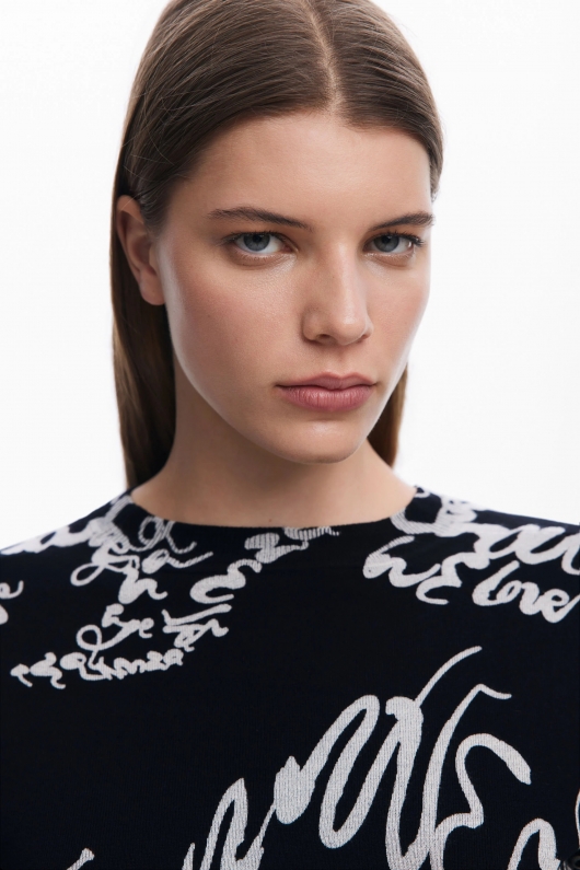 Pulover negru slim cu print artistic