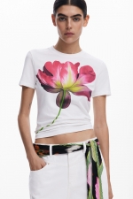 Tricou alb mulat cu imprimeu floral mare