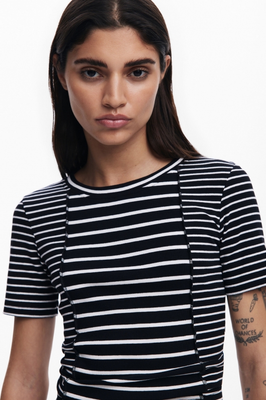 Tricou alb cu dungi negre asimetrice