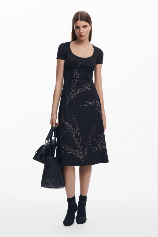 Rochie midi neagră cu imprimeu floral și fronseuri