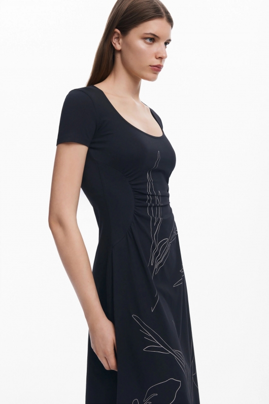 Rochie midi neagră cu imprimeu floral și fronseuri