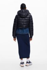 Jachetă scurtă neagră cu glugă și petic denim