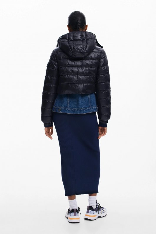 Jachetă scurtă neagră cu glugă și petic denim