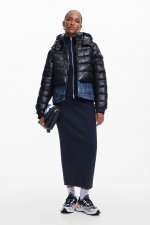 Jachetă scurtă neagră cu glugă și petic denim