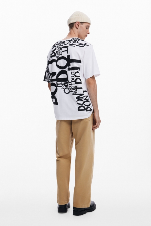 Tricou alb cu print text și mâneci scurte