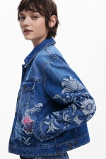 Jachetă scurtă din denim albastru cu broderie