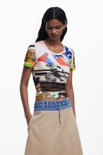 Tricou regular cu imprimeu multicolor și mâneci scurte
