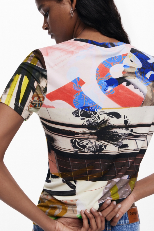 Tricou regular cu imprimeu multicolor și mâneci scurte