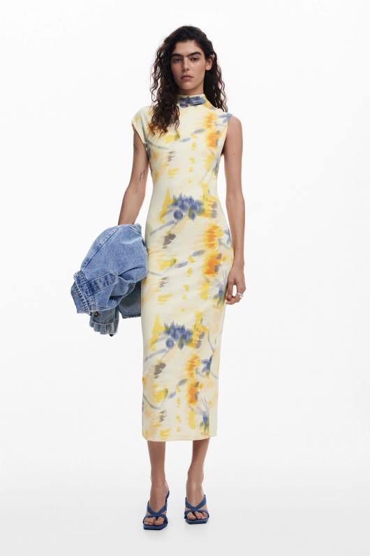 Rochie midi tie-dye fără mâneci pe corp