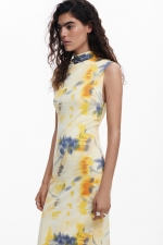 Rochie midi tie-dye fără mâneci pe corp