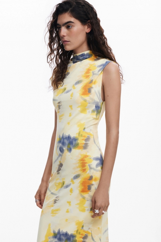 Rochie midi tie-dye fără mâneci pe corp