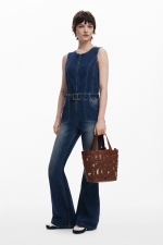 Geantă crossbody maro cu perforații și plic