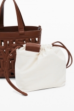 Geantă crossbody maro cu perforații și plic