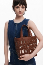 Geantă crossbody maro cu perforații și plic