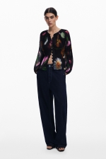 Bluză neagră casual cu imprimeu floral colorat